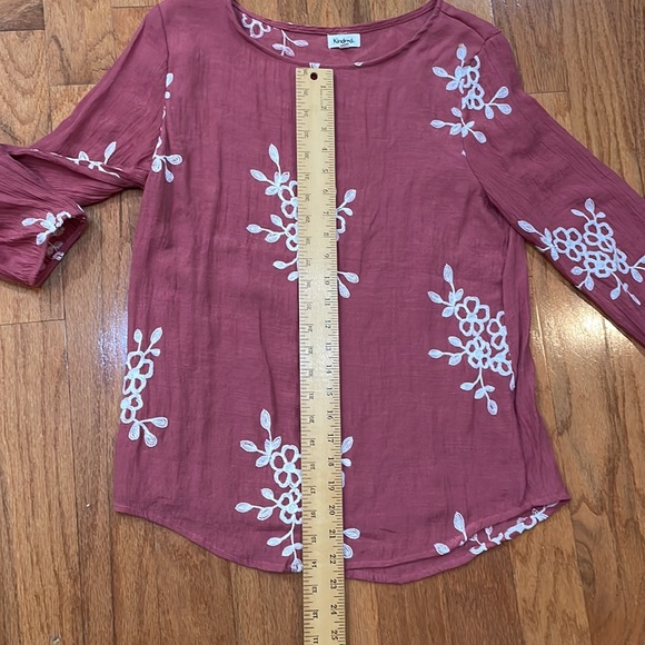 Kindred Size Medium top front is a double layer for modest 3/4 sleeves red - Picture 6 of 12